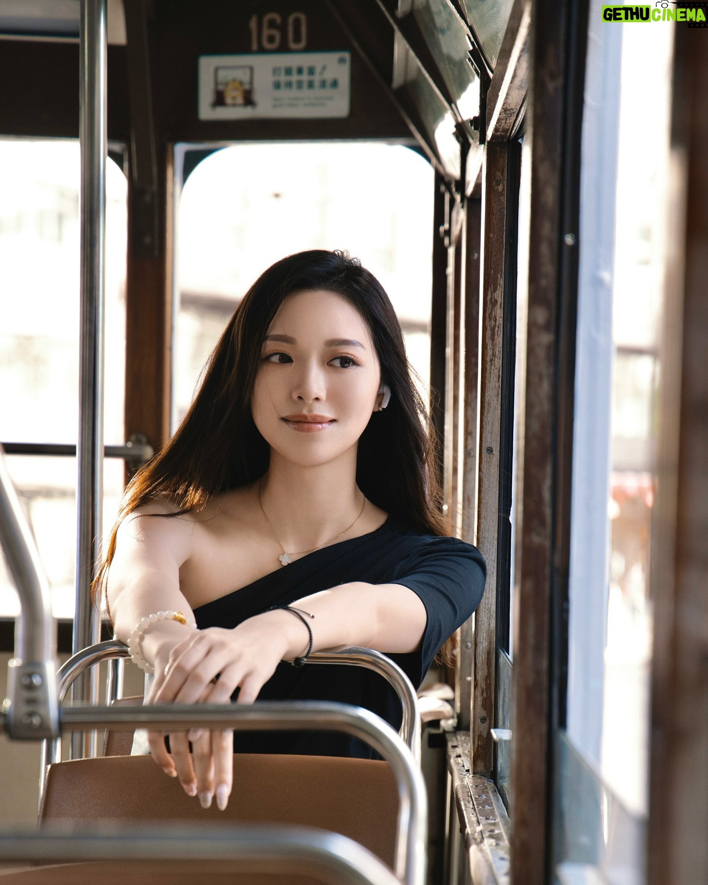 Crystal Fung - 13.7K Likes - 乘著電車,音樂縈繞耳際,
此情此景,上一次已是在大學時期。
坐在同一個位置上,
一剎那昔日回憶湧現,
往事已經無法再抑壓,
但過去不能永遠徘徊心裡,
人生總要從夢中回到現實,
繼續迎接未來。
《Past Lives》
大家不妨聽聽這首歌。
Makeup & Hair : @kayowang
📸 : @ed.win_0418