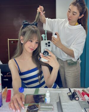 Cyndi Wang Instagram - #汪蘇瀧十萬伏特演唱會 
他是我杭州演唱會的嘉賓🎤
我是他今天南京演唱會的嘉賓🤝

#王心凌 #CyndiWang