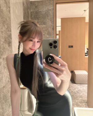 Cyndi Wang Instagram - 昨天是Y2K風格的七夕情人節💚🖤

#王心凌 #CyndiWang 
#y2kfashion
