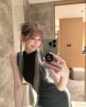 Cyndi Wang Instagram - 昨天是Y2K風格的七夕情人節💚🖤

#王心凌 #CyndiWang 
#y2kfashion