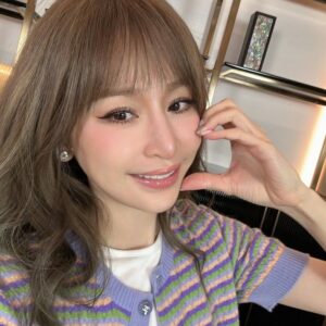 Cyndi Wang Instagram - 今天，
是Sugar High世界巡回演唱會的第32場，
280天的旅程，暫時告一段落了，
你參與了多少場呢？我每場都在喲。
 
幾乎每週一個城市的演唱會，光是照顧好自己，不能感冒、不能生病、不能有任何身體上的不舒服影響演出，就是一個很大的挑戰，
雖不是全然完美，但我做到了。
在這29城32場里
每一次看到你們亮起的燈牌、螢光棒，
每一次《言不由衷》你們與我的對話，
每一次《這就是愛》，看到台下的你們發自內心地擁抱、比心、大笑，
每一次《DADADA》的歡樂氣氛，
每一個點歌環節的熱烈，每一首歌曲的大合唱…
太多太多的細節、時刻，都讓我覺得在台上唱歌跳舞，是好幸福的一件事。

謝謝你們給我的支持和力量，我完成了一場又一場的精彩表演，
謝謝像家人般的團隊們齊心協力，魔鬼藏在細節中，才能讓這32場演唱會，每一站都有獨特的精彩方式，
我們都好棒。
 
謝謝你們 (怎麼又想深深一鞠躬了)
原來，Sugar High的戒斷感覺是這樣的，
我今晚會睡不著嗎… 
乖，你們快去睡，
我們很快又要見面囉，
2.0見！晚安。