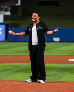Cynthia Addai-Robinson Instagram - @ismaelcruzcordova and @cynthiaaddairobinson bringing the power to the #HomeofBeisbol tonight!

The Lord of The Rings: The Rings of Power returns August 29 on Prime Video