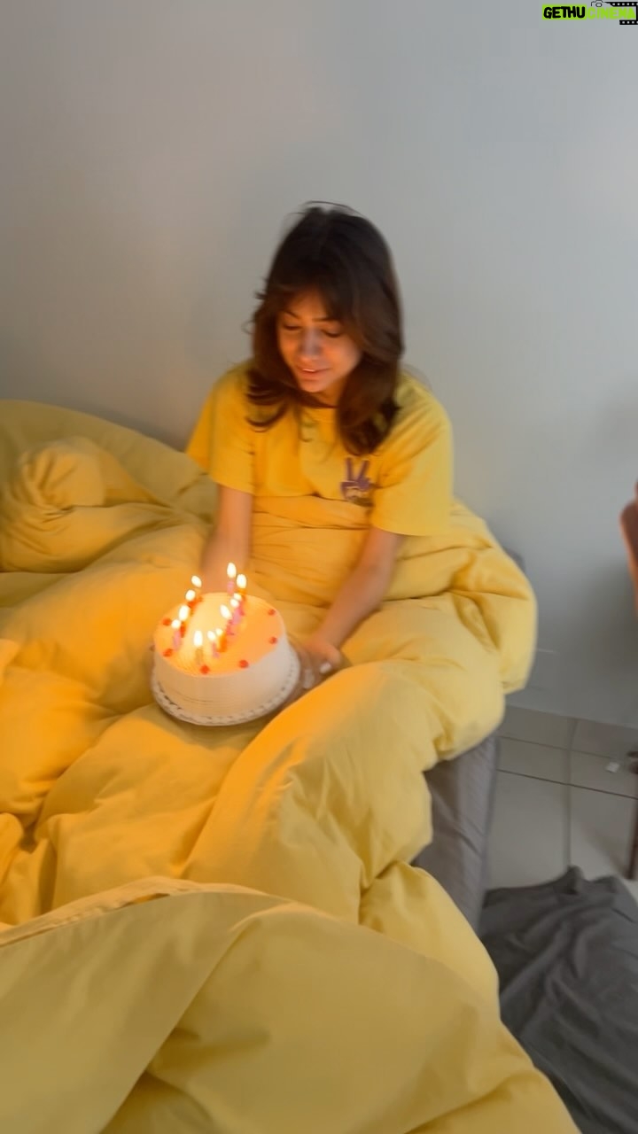 Cynthia Klitbo - 10K Likes - Felices 18 mi amor!
Gracias por traer tanta felicidad a mi vida.
Diosito me dio una gran compañera .
Te amo ❤️ @elisaklitbo_