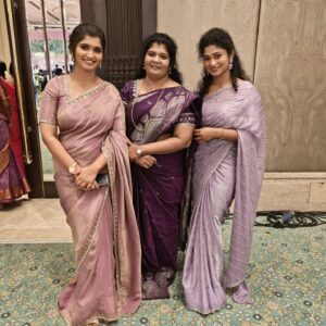 Cynthia Vinolin Instagram - Three Roses 🌹 😍 ♥️

Apdinu naangalaee sollikuvomm 😅😅😅 

#Anbaal unnai velvom !! 
#Natpaal Ulagai velvom !! 

The three of us have shared a lot of happy memoriessss .... and have endured... withstood a lot of situations !! Lifted eachother up !! 
What a blessing it has been to have eachother 
💓 💜🩷

#family #togetherness #threeroses #malovema