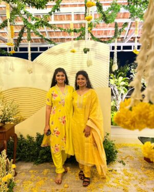 Cynthia Vinolin Instagram - ✨💛🌻
@dorathy_sylvia23
@suzzannahmichelle

📸 @_saranofficial ✨

#cynthiavinolin #love #haldivibes #happiness #peace #dorathysylvia #suzzannahmichelle #chennai