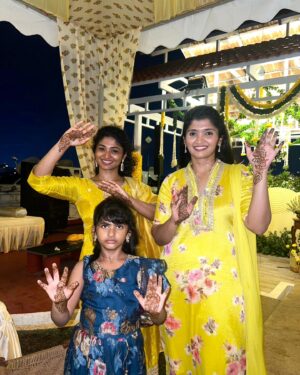 Cynthia Vinolin Instagram - ✨💛🌻
@dorathy_sylvia23
@suzzannahmichelle

📸 @_saranofficial ✨

#cynthiavinolin #love #haldivibes #happiness #peace #dorathysylvia #suzzannahmichelle #chennai