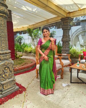 Cynthia Vinolin Instagram - Wedding Vibes 🥰💫✨

MUA & Hairdo - Myself ♥️ (hehe😅)
Draped this beautiful 6-yard magical attire -En Amma 🥰

#TeamGroom 😉 

#cynthiavinolin #love #peace #traditional #happiness #family #chennai #tamilnadu