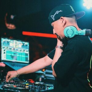DJ RYOW Instagram - 2024.06.16 
"DRIVE MY DREAMS" Release Tour in NAGOYA🔥

S/O to @yellowbull_life @utage_nagoya 🙏

📷 @dedededesig 

全出演者のみんな、全関係者の皆様、遊びに来てくれたみんなに大感謝。

東海の色んな世代が混じってる感じがなんか懐かしくて嬉しかったです。名古屋最高🙏