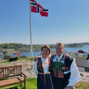Dag Otto Lauritzen Instagram - Litt forsinket : GRATULERER MED DAGEN NORGE. Fantastisk 17 mai i Grimstad sammen med familie og gode venner.  #Køllekammeratene tilbake i Borgertoget etter mange års pause : 30 års jubileum 🎉🎊
Hipp hipp hurra 🇳🇴🇳🇴😍❤️
