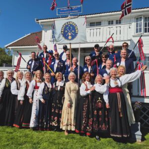 Dag Otto Lauritzen Instagram - Litt forsinket : GRATULERER MED DAGEN NORGE. Fantastisk 17 mai i Grimstad sammen med familie og gode venner.  #Køllekammeratene tilbake i Borgertoget etter mange års pause : 30 års jubileum 🎉🎊
Hipp hipp hurra 🇳🇴🇳🇴😍❤️