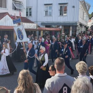 Dag Otto Lauritzen Instagram - Litt forsinket : GRATULERER MED DAGEN NORGE. Fantastisk 17 mai i Grimstad sammen med familie og gode venner.  #Køllekammeratene tilbake i Borgertoget etter mange års pause : 30 års jubileum 🎉🎊
Hipp hipp hurra 🇳🇴🇳🇴😍❤️