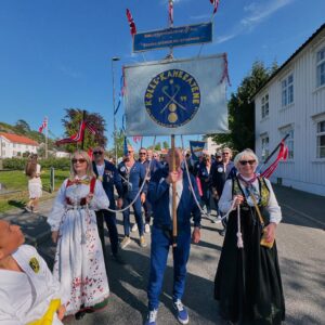 Dag Otto Lauritzen Instagram - Litt forsinket : GRATULERER MED DAGEN NORGE. Fantastisk 17 mai i Grimstad sammen med familie og gode venner.  #Køllekammeratene tilbake i Borgertoget etter mange års pause : 30 års jubileum 🎉🎊
Hipp hipp hurra 🇳🇴🇳🇴😍❤️