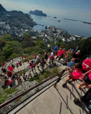 Dag Otto Lauritzen Instagram - Super dag sammen med ca 300 spreke trimmere i alle aldre.  Fantastisk sommervær i trappene fra Parken  opp til Aksla i Ålesund. «HVERDAGSTRIM» & fysisk aktivitet i fokus. Flott arrangert av #colosseumtannlege til inntekt for #kreftsaken : BONUS kr100.000.- til @kreftforeningen @mildridjr @miagrundstrom @bike4good_norge