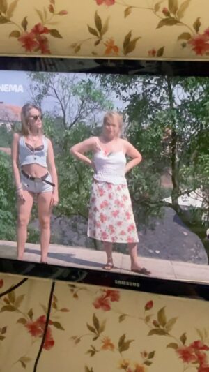 Dagmar Havlová Veškrnová Instagram - Snem každého herce je hrát v dobrém filmu s dobrými kolegy a hlavně pod vedením skvělého režiséra. Věra Chytilová mi chyběla do seznamu mých vysněných, žijících. 🫶 Byla jsem tehdy hubená, ale ochotna ztloustnout do venkovské podoby 8 kg, nechat si zničit vlasy trvalou , jen abych nevypadala “ moc městská” , jak na kamerovkách  a kostýmních zkouškách  opakovala 
Věra.  Na filmu se sešla úžasná herecká parta v čele s Bolkem - scénář, který humorně popisuje první porevoluční léta spojená s restitucemi, tak není divu, že jste si ho oblíbili. 🫶 I já ho mám ráda . Jednu scénu, kterou se mi povedlo z televize stočit , tady pro vás nechávám. Vaše DH 🫶🫶🫶 #verachytilova  #bolekpolivka @miroslavdonutil_fanpage #dagmarveskrnova #dagmarhavlovaveskrnova #dagmarhavlova 🫶
