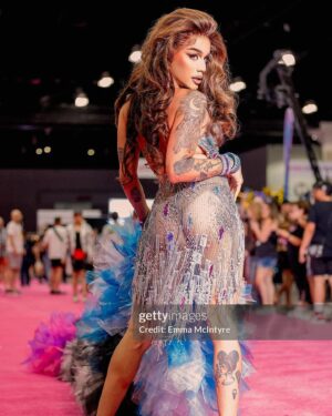 Dahlia Sin Instagram - Had so much fun @rupaulsdragcon this year 🤍 Special thanks to @jeffreykellydesigns for turning out my entire fantasy of this @bobmackie replica of @mileycyrus Grammy dress 💖 along with @moek_hair for this gorge hair 🩵 and to top it off thanks @bigandmilky for giving me the best 10 Foot long boa a girl could ask for 🖤😝