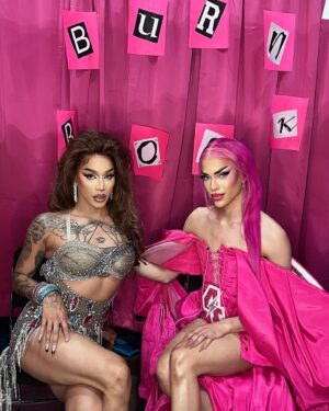 Dahlia Sin Instagram - DRAGCON PHOTODUMPIANA 1 💖🤍🩵🖤 
Dress @jeffreykellydesigns 
Hair @moek_hair