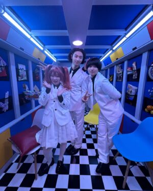 Daiken Okudaira Instagram - 8月10日　土曜日　晴れ　
こんにちは。奥平です。
みなさんいかがお過ごしでしょうか。
日記をだいぶサボってしまいまして、久しぶりになります。
映画「赤羽骨子のボディガード」が公開してから、約1週間が経ちました。
見てくださった方ありがとうございます。
楽しんでいただけたでしょうか。
この写真は、チーム最高の教師の3人です。
もう、最高の教師が1年くらい前という事実にとてもびっくりしています。
時の流れは本当に早いですね。
映画の方もまだまだ公開してますので、是非まだ見てないよって方は映画館でご覧いただけるととても嬉しいです。

今、とある地方にいるのですが。
とても夏っぽい日々を過ごしています。
いやぁ、暑いのは嫌ですが、年々夏が好きになってきた気がします。
なんだかいろんなものや風景が懐かしく見える気がして、楽しいです。
童心に戻ったような気がします。
でもまだできていないことがありまして、そうめんを食べたいんですよねぇ。
これもまたなんですが、年々そうめんが好きになってきました。
まぁ食べると言っても主に夏がメインで食べるので、とっても季節を感じれていいなって思います。
みなさんは夏っぽいことしてるでしょうか。
学生の皆さんは今夏休みですかね。
たくさん思い出作りましょう。

#赤羽骨子のボディガード