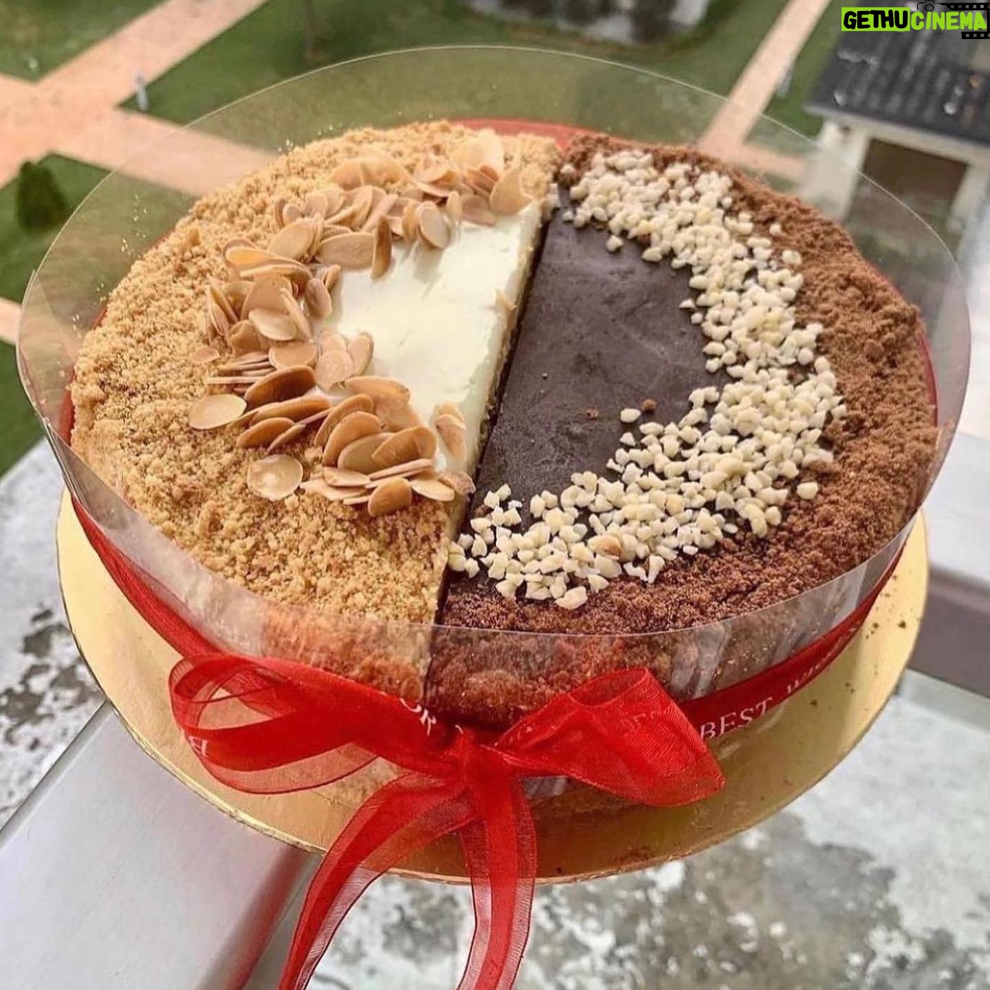 Daler Yusuf - 3.4K Likes - Assalamualaikum semua! Salam Jumaat. We’re BACK again!
Our cakes are going to Alor Setar and Perlis 6hb October. Daler hantar senderi tau❤️😍
🍯 -HoneyCake 7x12 inci RM79
🍯-HoneyCake 7 inci RM65
🍯-Spartak Russian Chocolate 10 inci RM99
🍯-Spartak Premium Chocolate 7 inci RM69
🍯BEST SELLER QUARTER COMBO RM129
🍯Twin Combo 10 inci RM119
🍯Twin Combo 7 inci RM79
🍯Napaleon Milky Moist RM99
🍯Oreshki Caramel Cookies RM35
👆ws link di bio 📍