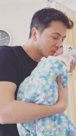 Daler Yusuf Instagram - Syukur Alhamadulillah. Berkat doa semua dan bulan ramadhan ni , C-section went well . Alhamdulillah baby dan isteri saya sihat. Terima kasih atas doa doa semua . We feel so blessed to have our baby pada bulan Ramadan. Moga jadi anak yg soleh dunia akhirat. 🤲🏻❤️
ps: thank you sayang @sokina14_16 ❤️