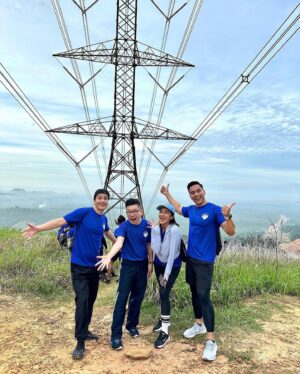 Daler Yusuf Instagram - Well, guess what? I finally decided to break free from my COVID-19 confinement and venture into the great outdoors. And let me tell you, it was an absolute delight! The Green Trails Adventure to Bukit Cherakah, organised by the fantastic folks at IJM Alam Suria, was all about embracing well-being while immersing ourselves in nature's beauty.

I have to say, it was a truly heartwarming experience. It was amazing to see people from all walks of life, regardless of their hiking experience, come together to enjoy the breathtaking scenery of Bukit Cherakah.

For those unfamiliar with Bandar Alam Suria, it's a lively 1,163-acre township where modern living coexists with nature. They've just launched Daffodil Residency, an 18-story development on 7.88 acres, offering 354 units with three bedrooms and two bathrooms – perfect for families looking for comfort and style. 😍

A huge shoutout to @ijmland for organising this 215m hike at Alam Syria, Green Trails Adventure, and a heartfelt thank you to @xaviermah84 & @xmconsultancy for inviting me to soak in this breathtaking view.
