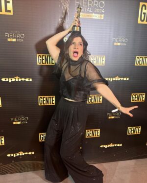 Dalia Gutmann Instagram - Acá, fingiendo que gané el @mfdigital_ok 🏆
Ustedes se lo perdieron APTRA, tenía un discurso super espectacular🥺🤭😅
Igual pude presumir mi super lookazo de @vevuoficial 
el Make up pelo de @milicmakeup 
Gracias @julycuevas.stylist ♥️🔥
📸 @kikiwainraich