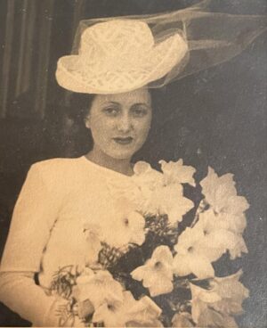 Dalila Carmo Instagram - Minha Avó,
Quis mt que chegasses ao dia de hoje para celebrarmos juntas esta data tão redonda dos teus 100 anos. 
Estarias à minha espera atrás da cortina na tua ansiedade contida, pq foi essa contenção que sempre me amparou em tantos prantos.
- Esta noite a minha neta pode ficar a dormir comigo? É que eu e ela somos a mesma pessoa....
Dizem-te que não. Que estamos em confinamento. O teu olhar fica branco. 
De repente os papéis invertem-se e eu tento, em vão, retribuir-te os teus 96 anos de amor, de tantas histórias contadas à beira da cama para eu adormecer. Podes me contar essa outra vez por favor, que ainda não adormeci?
A minha avó era a mulher mais bonita do Porto. E era tb a minha casa. Ainda que eu tivesse fugido dela tantas vezes. 
Hoje sempre fazes 100 anos. Na forma de eternidade. Sei que canto à beira de um silêncio.🤍
18/07/1924-...✨