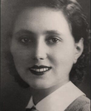 Dalila Carmo Instagram - Minha Avó,
Quis mt que chegasses ao dia de hoje para celebrarmos juntas esta data tão redonda dos teus 100 anos. 
Estarias à minha espera atrás da cortina na tua ansiedade contida, pq foi essa contenção que sempre me amparou em tantos prantos.
- Esta noite a minha neta pode ficar a dormir comigo? É que eu e ela somos a mesma pessoa....
Dizem-te que não. Que estamos em confinamento. O teu olhar fica branco. 
De repente os papéis invertem-se e eu tento, em vão, retribuir-te os teus 96 anos de amor, de tantas histórias contadas à beira da cama para eu adormecer. Podes me contar essa outra vez por favor, que ainda não adormeci?
A minha avó era a mulher mais bonita do Porto. E era tb a minha casa. Ainda que eu tivesse fugido dela tantas vezes. 
Hoje sempre fazes 100 anos. Na forma de eternidade. Sei que canto à beira de um silêncio.🤍
18/07/1924-...✨
