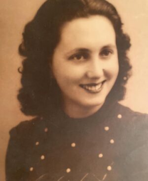 Dalila Carmo Instagram - Minha Avó,
Quis mt que chegasses ao dia de hoje para celebrarmos juntas esta data tão redonda dos teus 100 anos. 
Estarias à minha espera atrás da cortina na tua ansiedade contida, pq foi essa contenção que sempre me amparou em tantos prantos.
- Esta noite a minha neta pode ficar a dormir comigo? É que eu e ela somos a mesma pessoa....
Dizem-te que não. Que estamos em confinamento. O teu olhar fica branco. 
De repente os papéis invertem-se e eu tento, em vão, retribuir-te os teus 96 anos de amor, de tantas histórias contadas à beira da cama para eu adormecer. Podes me contar essa outra vez por favor, que ainda não adormeci?
A minha avó era a mulher mais bonita do Porto. E era tb a minha casa. Ainda que eu tivesse fugido dela tantas vezes. 
Hoje sempre fazes 100 anos. Na forma de eternidade. Sei que canto à beira de um silêncio.🤍
18/07/1924-...✨