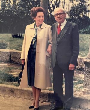 Dalila Carmo Instagram - Minha Avó,
Quis mt que chegasses ao dia de hoje para celebrarmos juntas esta data tão redonda dos teus 100 anos. 
Estarias à minha espera atrás da cortina na tua ansiedade contida, pq foi essa contenção que sempre me amparou em tantos prantos.
- Esta noite a minha neta pode ficar a dormir comigo? É que eu e ela somos a mesma pessoa....
Dizem-te que não. Que estamos em confinamento. O teu olhar fica branco. 
De repente os papéis invertem-se e eu tento, em vão, retribuir-te os teus 96 anos de amor, de tantas histórias contadas à beira da cama para eu adormecer. Podes me contar essa outra vez por favor, que ainda não adormeci?
A minha avó era a mulher mais bonita do Porto. E era tb a minha casa. Ainda que eu tivesse fugido dela tantas vezes. 
Hoje sempre fazes 100 anos. Na forma de eternidade. Sei que canto à beira de um silêncio.🤍
18/07/1924-...✨