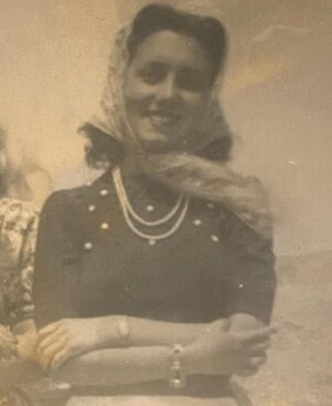 Dalila Carmo Instagram - Minha Avó,
Quis mt que chegasses ao dia de hoje para celebrarmos juntas esta data tão redonda dos teus 100 anos. 
Estarias à minha espera atrás da cortina na tua ansiedade contida, pq foi essa contenção que sempre me amparou em tantos prantos.
- Esta noite a minha neta pode ficar a dormir comigo? É que eu e ela somos a mesma pessoa....
Dizem-te que não. Que estamos em confinamento. O teu olhar fica branco. 
De repente os papéis invertem-se e eu tento, em vão, retribuir-te os teus 96 anos de amor, de tantas histórias contadas à beira da cama para eu adormecer. Podes me contar essa outra vez por favor, que ainda não adormeci?
A minha avó era a mulher mais bonita do Porto. E era tb a minha casa. Ainda que eu tivesse fugido dela tantas vezes. 
Hoje sempre fazes 100 anos. Na forma de eternidade. Sei que canto à beira de um silêncio.🤍
18/07/1924-...✨