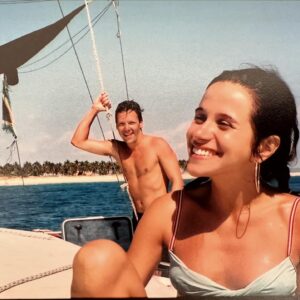 Dalila Carmo Instagram - Sobre a memória.
Dentro de álbuns com fotos descoladas das folhas, do tempo em que meticulosamente as guardava impressas.
Verão de 2002 num intervalo das gravações da Jóia de África que nos levou a todos para Inhambane, durante mts meses. 
@natalia_luiza_campos ✨lembras-te disto?