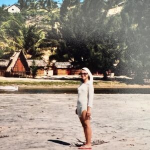 Dalila Carmo Instagram - Sobre a memória.
Dentro de álbuns com fotos descoladas das folhas, do tempo em que meticulosamente as guardava impressas.
Verão de 2002 num intervalo das gravações da Jóia de África que nos levou a todos para Inhambane, durante mts meses. 
@natalia_luiza_campos ✨lembras-te disto?