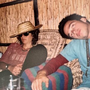Dalila Carmo Instagram - Sobre a memória.
Dentro de álbuns com fotos descoladas das folhas, do tempo em que meticulosamente as guardava impressas.
Verão de 2002 num intervalo das gravações da Jóia de África que nos levou a todos para Inhambane, durante mts meses. 
@natalia_luiza_campos ✨lembras-te disto?