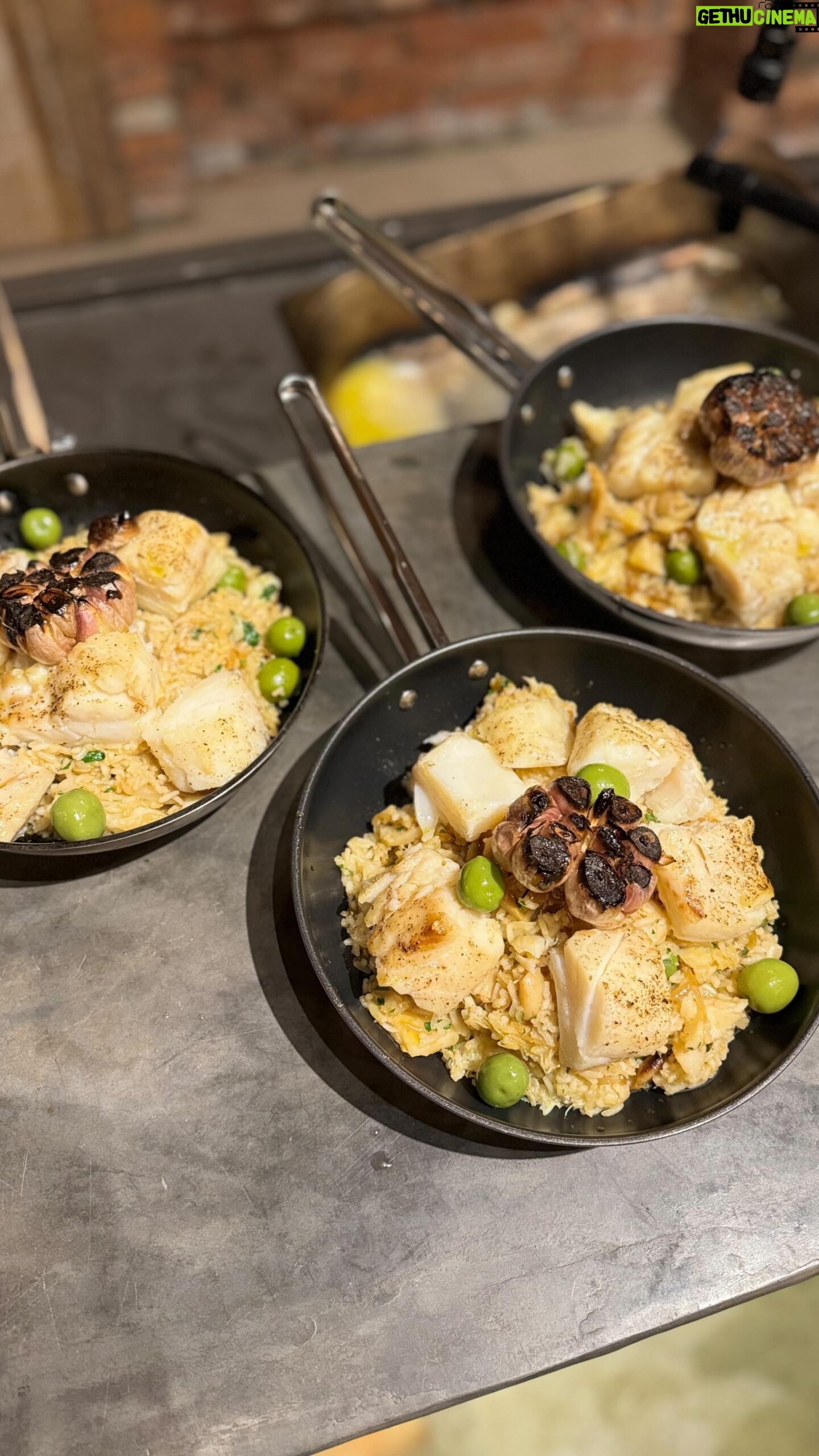 Dalton Rangel - 1.1K Likes - Arroz de bacalhau (perfeito)
Para fazer a cebola caramelizada
400 gr de Cebola
50 gr de manteiga
50 ml de azeite
25 gr Mel
5 gr Páprica defumada
50 gr de Alcaparras
100 gr de azeitonas
Para assar o bacalhau
2 kg de lombo de bacalhau dessalgado
100 ml de azeite
Pimenta do reino
Para o arroz
300 gr de arroz aguilhinha
20 ml de azeite
30 gr de alho
600 ml de caldo de legumes (aferventado com as espinhas e pele de bacalhau
10 gr de sal
Salsinha para finalizar
Modo de preparo
1. Temperar o bacalhau com azeite e pimenta do reino e levar ao forno a 200 graus por 10 minutos.
2. Para o arroz, refogar o alho com azeite. Agregar o caldo de legumes e sal. Cozinhar até ficar macio. Reserve
3. Para a cebola, em uma panela, agregue a manteiga, azeite, cebola e o mel. Deixe cozinhar em fogo baixinho até a cebola ficar bem macia e caramelizada. Agregue a azeitona e as alcaparras.
4. Retirar o bacalhau do forno e misturar com as cebolas caramelizadas. Agregue o caldo do assado do bacalhau junto!
5. Misturar o bacalhau com arroz e finalizar com salsinha. Ajustar o sal e azeite se necessário.