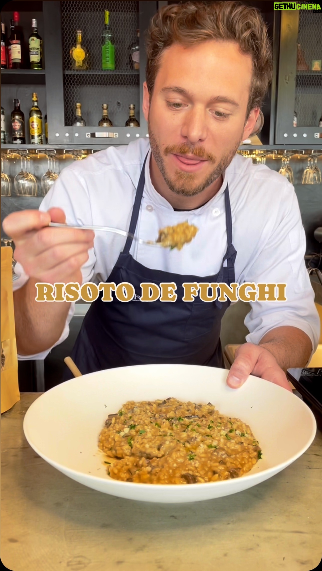 Dalton Rangel - 1K Likes - Risoto de funghi - Receita 📝
Para hidratar o funghi:
100 gr de funghi chileno
100 ml de água
100 ml de creme de leite fresco
Para o risoto:
50 ml de azeite
50 gr de cebola
25 gr de alho
50 ml de vinho branco
150 gr de arroz arbóreo
450 ml de caldo de legumes
50 gr de queijo parmesão
Cogumelo hidratado
25 gr de manteiga
25 ml de azeite
Ajusta sal e salsinha a gosto.