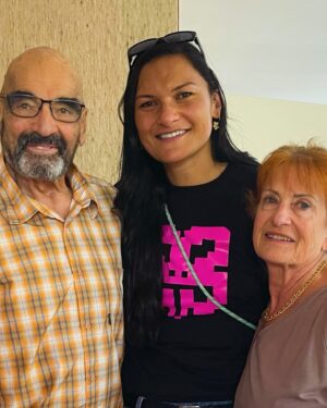 Dame Valerie Adams Instagram - 12 wonderful hours spent with coach🙏🏽❤️. 
Gros bisou et à très bientôt. 🇨🇭