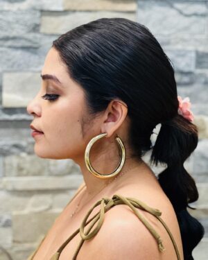 Damini Bhatla Instagram - Isn’t she stunning!??!!! Swipe >>>> for the look.  Had the pleasure of dolling up Telugu Indie Artist @daminibhatlach for her concert at @ext.hyd. Such a wonderful and fun session with her. 📸 & 💄 , hair by me.
.
.
.
.
.
.
.
.
.
.
.
.

#featartist #inegatalent #makeupartist #professionalmakeup  #promakeupartist #hyderabadfashion #hyderabadmakeupartist #smokeyeyes #olivesmokeyeye #bubblebraids #hairartist #hyderabadhairstylist #bridalmakeupartist #bridalmakeuplook
