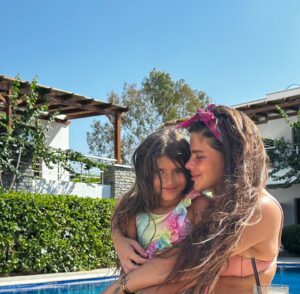 Damla Ersubaşı Instagram - Tarifi olmayan bi aşk❤️