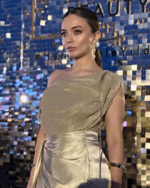 Damla Sönmez Instagram - A marvelous, sparkling, golden night indeed ✨ 
💋 #ellestyleawards #esa2024xpgbeauty 
mylistofgratitudeonthephotos 🌹