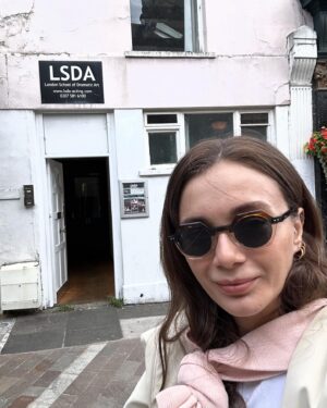Damla Sönmez Instagram - A delayed luv story in London 💜🧸