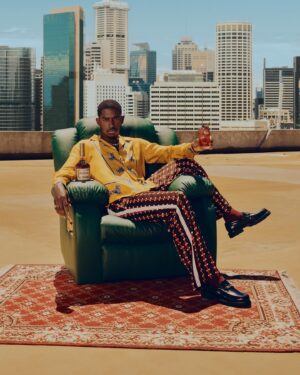 Damson Idris Instagram - Cheers 🥃

How to @hennessy 
#MadeForMore #hennessy 
.
.
.
Please drink responsibly.