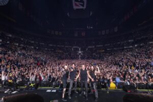 Dan Donegan Instagram - What an amazing night we had in Nashville & and honor to have @chrisdaughtry join us onstage for Stricken  @disturbed @bridgestonearenaofficial . Thank you brother for jumping up with us. And congrats to your #1 single Artificial. #stricken #artificial #schecterguitars #ghsstrings #orionguitargear  @schecterguitarsofficial @ghsstrings @orionguitargear  Visual Orgasm- lights/🔥@alexmungal 📸 @britt_bowman
