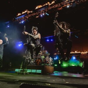 Dan Donegan Instagram - What an amazing night we had in Nashville & and honor to have @chrisdaughtry join us onstage for Stricken  @disturbed @bridgestonearenaofficial . Thank you brother for jumping up with us. And congrats to your #1 single Artificial. #stricken #artificial #schecterguitars #ghsstrings #orionguitargear  @schecterguitarsofficial @ghsstrings @orionguitargear  Visual Orgasm- lights/🔥@alexmungal 📸 @britt_bowman
