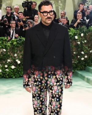 Dan Levy Instagram - This dream suit was hand beaded and embroidered over several days by the genius magicians at @loewe for last night’s Met. Always amazed by what you and your team have built, @jonathan.anderson. ☘️

Big thank yous to the dream team at Loewe. And to everyone who helped put me together: @harry_lambert, @lailalhayani, @danielmartin81, @thuybnguyen, @lizziemandler_jewelry, @joannavargas, @thedailykelsey, @skj, @_nesmayoussef, @marissaklaff

Photos: Jamie McCarthy / Getty