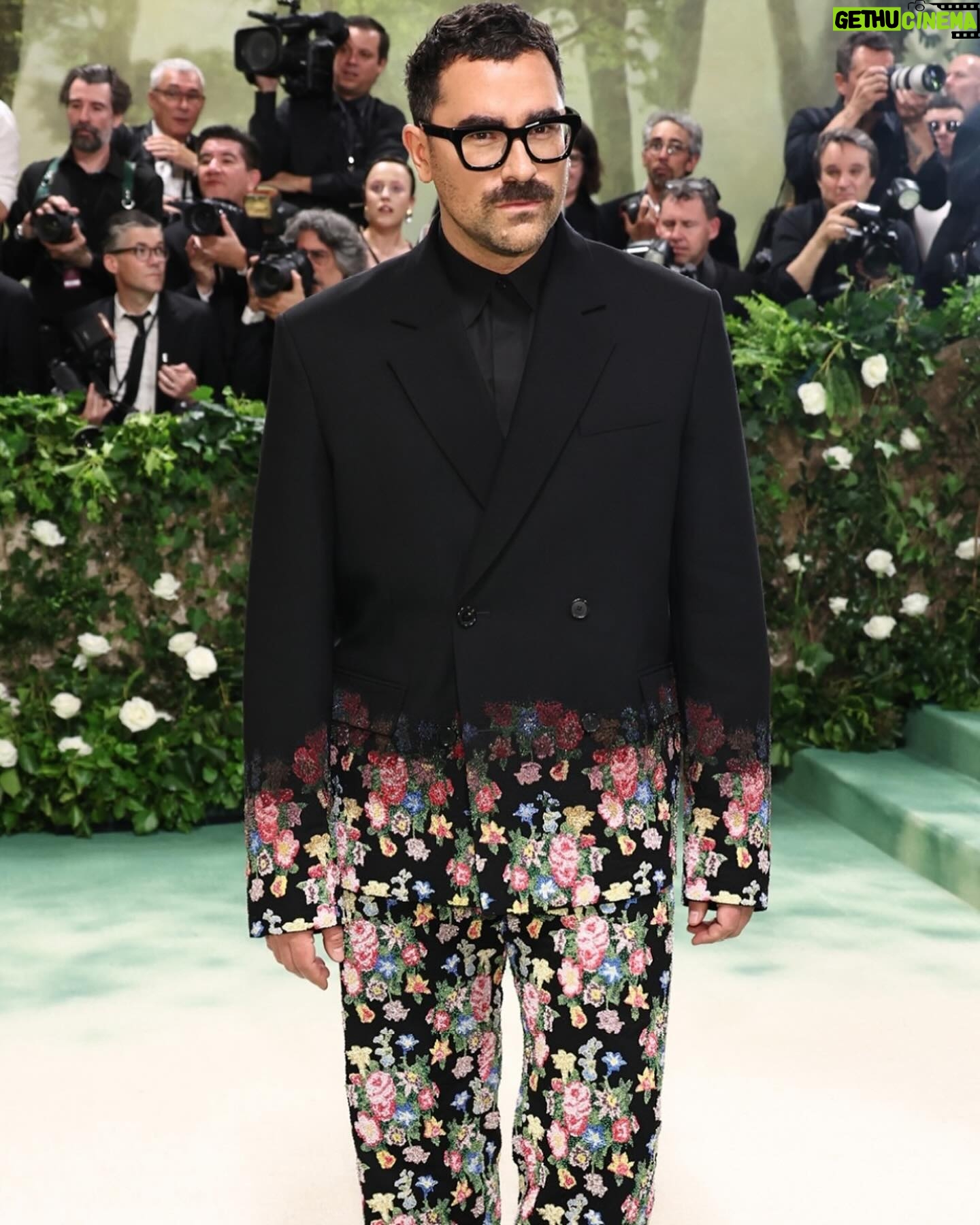 Dan Levy - 520.3K Likes - This dream suit was hand beaded and embroidered over several days by the genius magicians at @loewe for last night’s Met. Always amazed by what you and your team have built, @jonathan.anderson. ☘️
Big thank yous to the dream team at Loewe. And to everyone who helped put me together: @harry_lambert, @lailalhayani, @danielmartin81, @thuybnguyen, @lizziemandler_jewelry, @joannavargas, @thedailykelsey, @skj, @_nesmayoussef, @marissaklaff
Photos: Jamie McCarthy / Getty