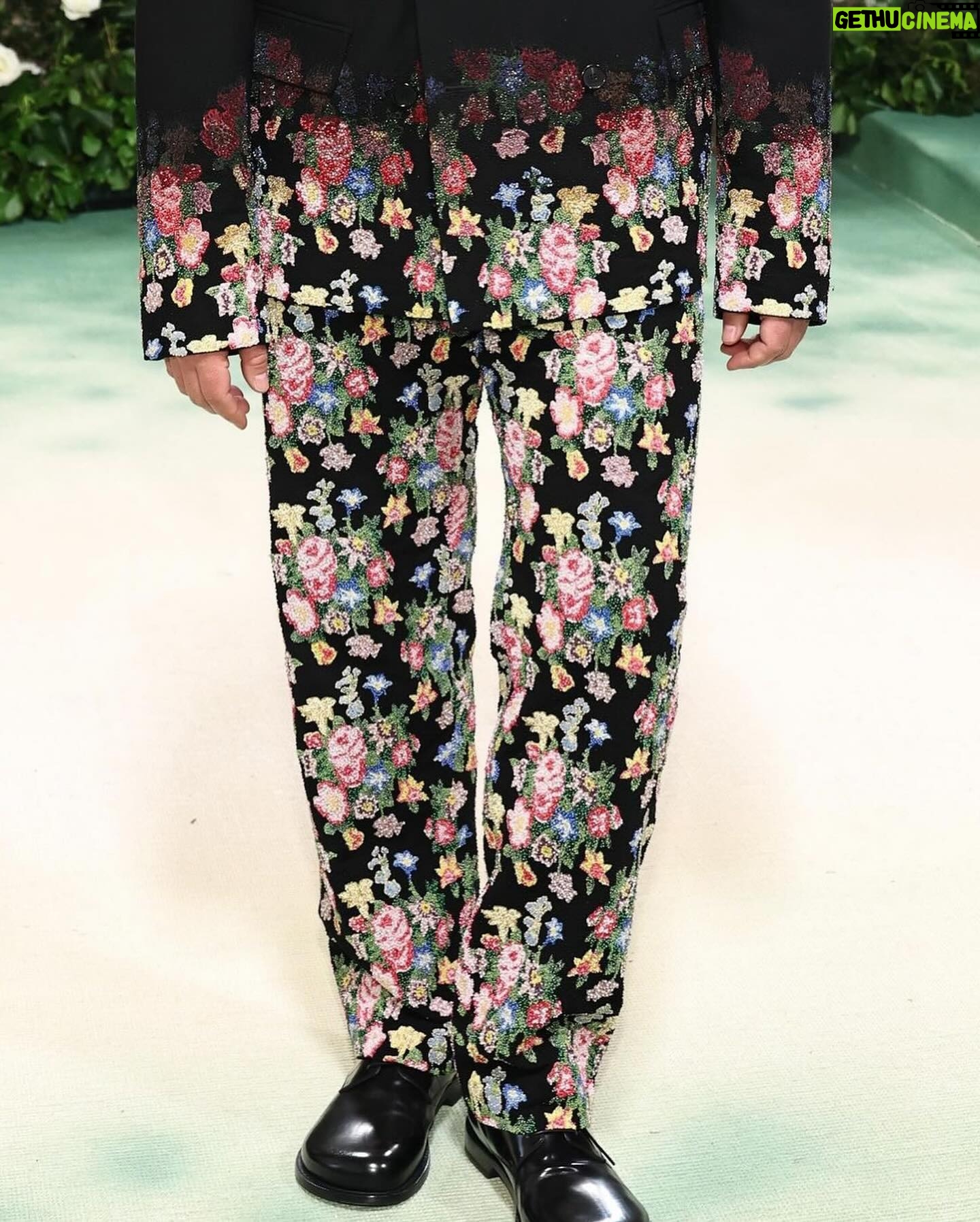 Dan Levy - 520.3K Likes - This dream suit was hand beaded and embroidered over several days by the genius magicians at @loewe for last night’s Met. Always amazed by what you and your team have built, @jonathan.anderson. ☘️
Big thank yous to the dream team at Loewe. And to everyone who helped put me together: @harry_lambert, @lailalhayani, @danielmartin81, @thuybnguyen, @lizziemandler_jewelry, @joannavargas, @thedailykelsey, @skj, @_nesmayoussef, @marissaklaff
Photos: Jamie McCarthy / Getty