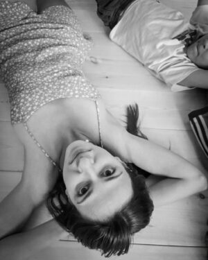 Dana Rogoz Instagram - 237/366 Ieri au fost doua nunti in sat! Asa ca am privit de pe geam alaiurile și, bineînțeles, Radu și cu mine ne-am amintit de nunta noastră. Si tot ieri, pentru ca efectiv nu mai avem rabdare, ne-am așezat direct pe dusumeaua partial montata intr-una din camere și ne-am uitat la un film de animatie proiectat direct pe varul alb, proaspăt dat.  A fost superb! 
Prima fotografie e facuta de @ducuion, iar ultimele - cu noi întinși direct pe dusumeaua de brad - sunt facute de Lia. #micibucuriimari #iubireinfinita #Viscri2024 #sfarsitdevacantadevara
