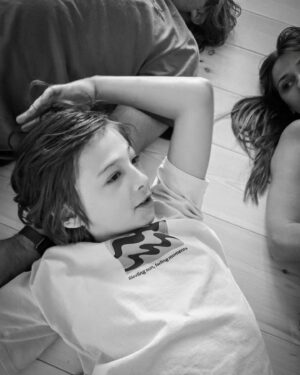Dana Rogoz Instagram - 237/366 Ieri au fost doua nunti in sat! Asa ca am privit de pe geam alaiurile și, bineînțeles, Radu și cu mine ne-am amintit de nunta noastră. Si tot ieri, pentru ca efectiv nu mai avem rabdare, ne-am așezat direct pe dusumeaua partial montata intr-una din camere și ne-am uitat la un film de animatie proiectat direct pe varul alb, proaspăt dat.  A fost superb! 
Prima fotografie e facuta de @ducuion, iar ultimele - cu noi întinși direct pe dusumeaua de brad - sunt facute de Lia. #micibucuriimari #iubireinfinita #Viscri2024 #sfarsitdevacantadevara