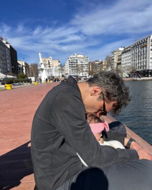 Danae Michalaki Instagram - Μπαμπάς και κόρη αγναντεύουν τη θάλασσα και μένα η καρδιά μου λιώνει. ❤️