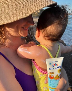Danae Michalaki Instagram - Ξεκινήσαμε τα πρώτα μας μπάνια στη θάλασσα!😁
⚠️Να θυμάστε πως πάντα εφαρμόζουμε αντηλιακό, 20-30’ πριν βγούμε στον ήλιο! Το βρεφικό αντηλιακό BABY SUN CARE SPF 25 της @frezyderm είναι η επιλογή μου, καθώς είναι κατάλληλο για πρόσωπο και σώμα, προσφέρει την αντηλιακή προστασία που χρειάζονται τα μικρά μας και σέβεται το ευαίσθητο βρεφικό δερματάκι. 

#frezyderm #babysunscreenspf25 #summer #sun #baby #ad